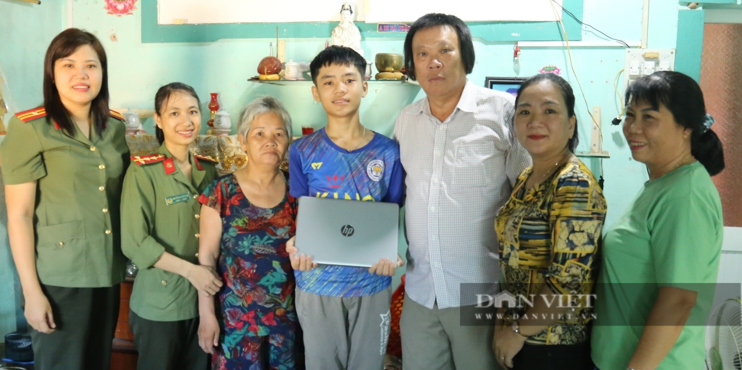 Báo Dân Việt trao tặng máy vi tính xách tay cho học sinh nghèo, mồ côi ở Ninh Thuận - Ảnh 1.