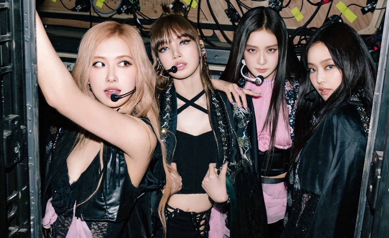 Các cô gái BLACKPINK đội nón lá chào kết Born Pink Hà Nội đêm đầu tiên