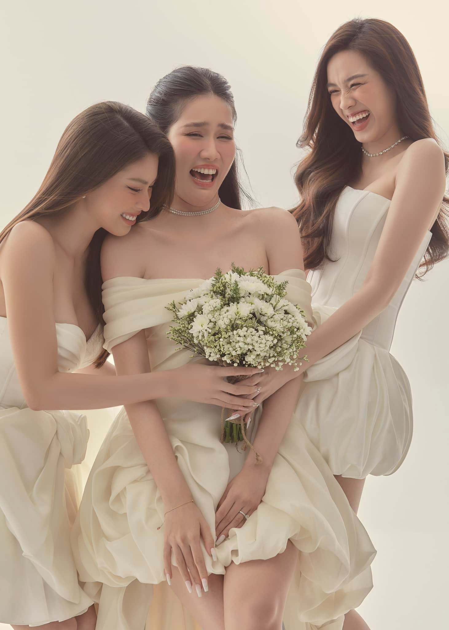 Đám cưới Á hậu Phương Anh xuất hiện 2 Hoa hậu xinh đẹp, lôi cuốn trong dàn phù dâu - Ảnh 5.