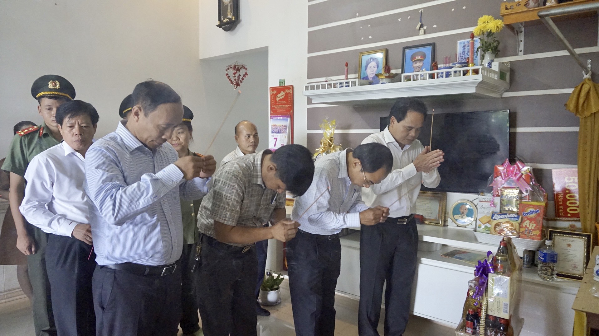 Agribank Đắk Lắk hỗ trợ, chia sẻ với gia đình các nạn nhân vụ khủng bố tại Cư Kuin - Ảnh 1.
