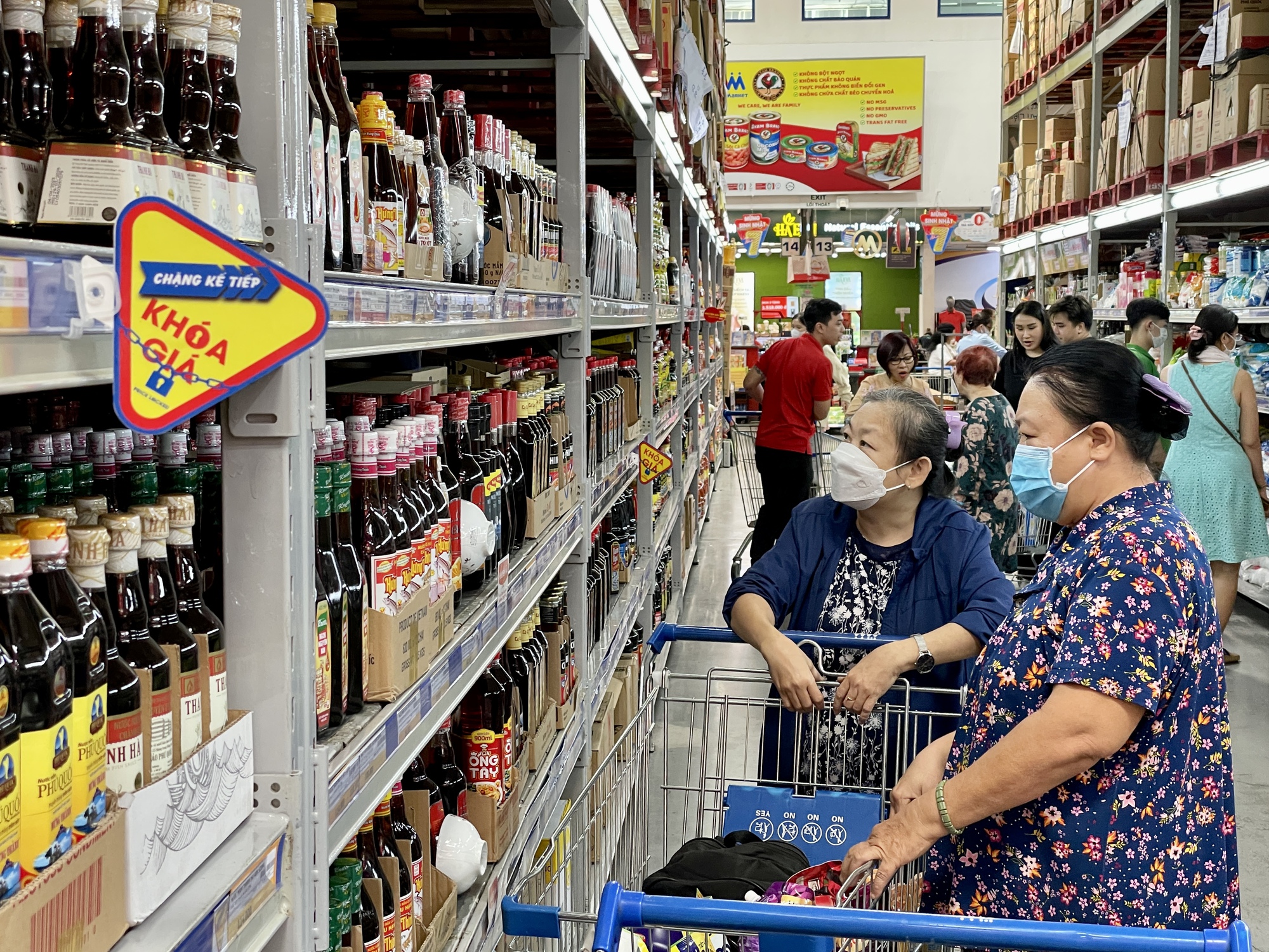 Siêu thị, trung tâm thương mại, đường sách tại TP.HCM tràn ngập khuyến mãi - Ảnh 2.