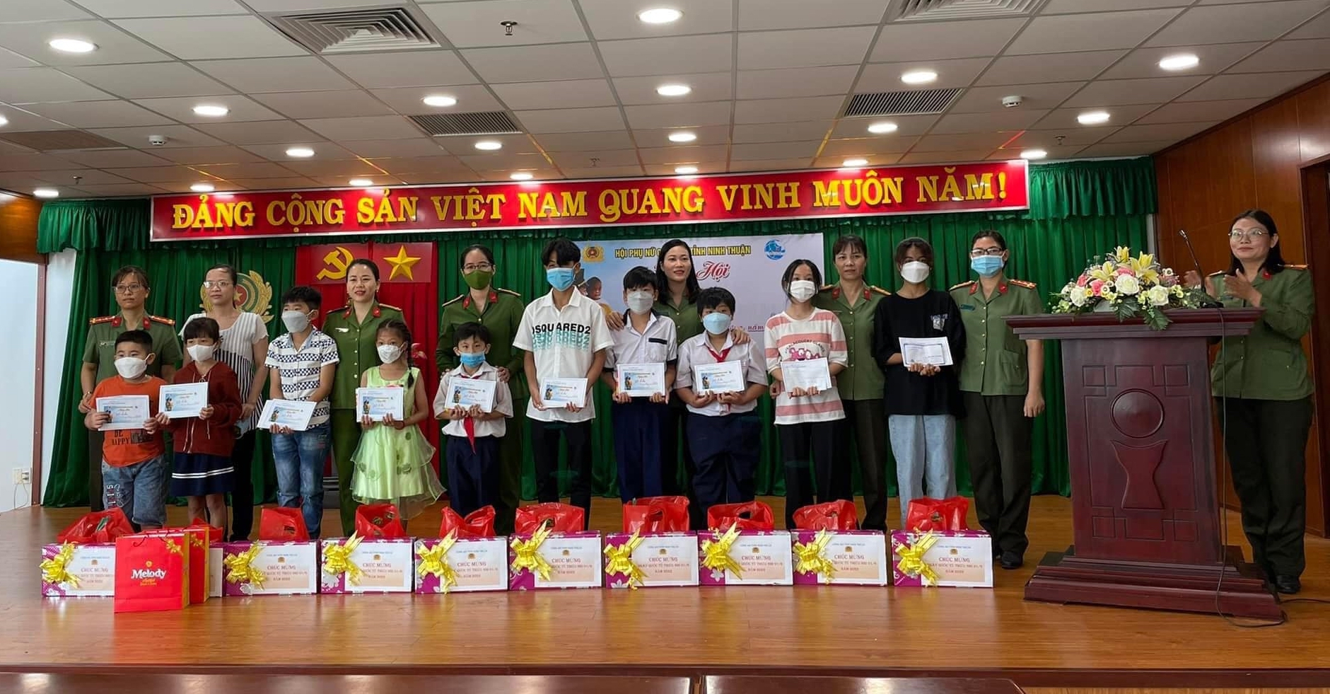 Báo Dân Việt trao tặng máy vi tính xách tay cho học sinh nghèo, mồ côi ở Ninh Thuận - Ảnh 5.