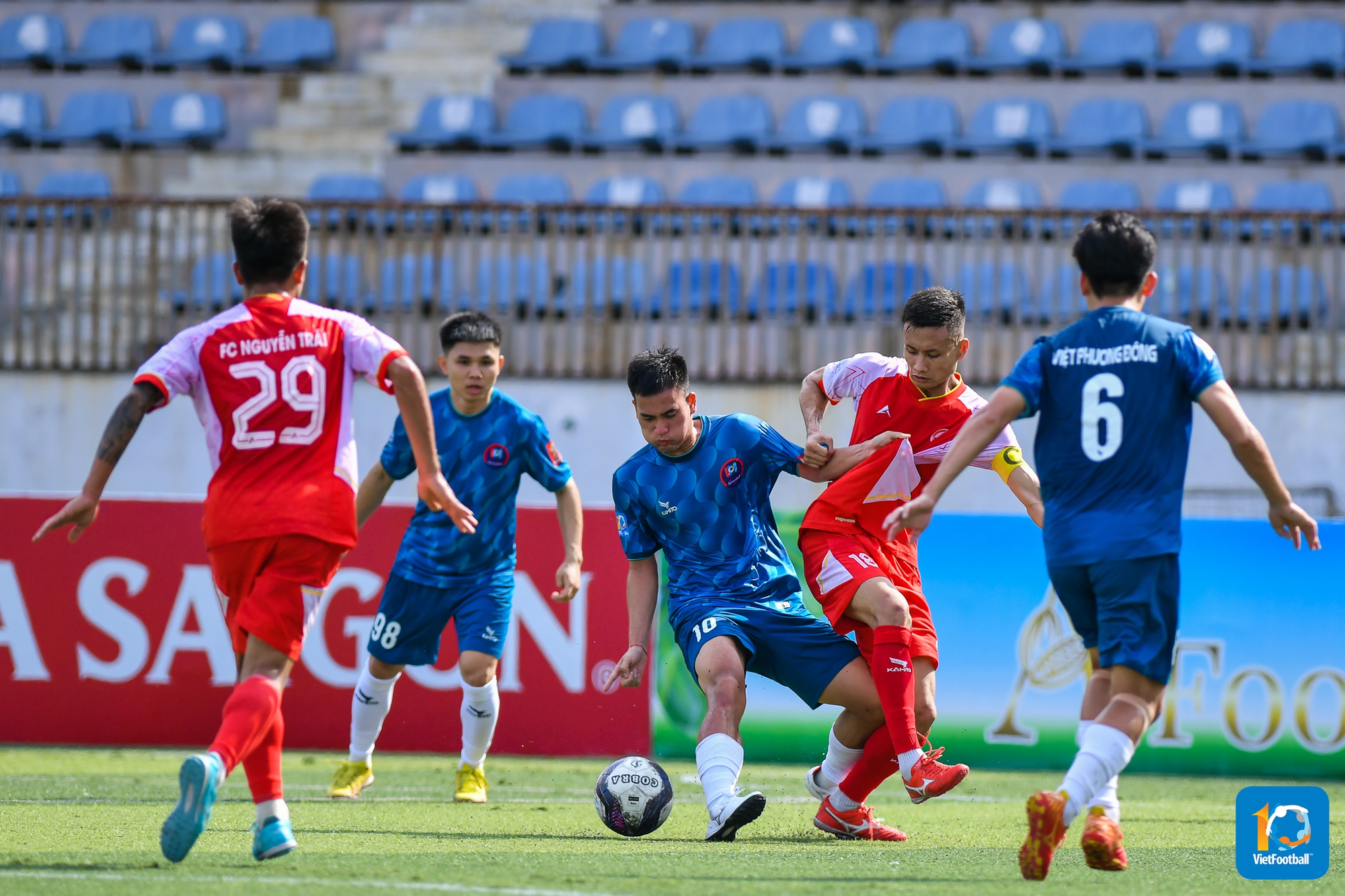 Việt Phương Đông (áo xanh) đang có màn trình diễn thiếu sức sống nhất so với chính họ kể từ khi góp mặt tại sân chơi HPL.