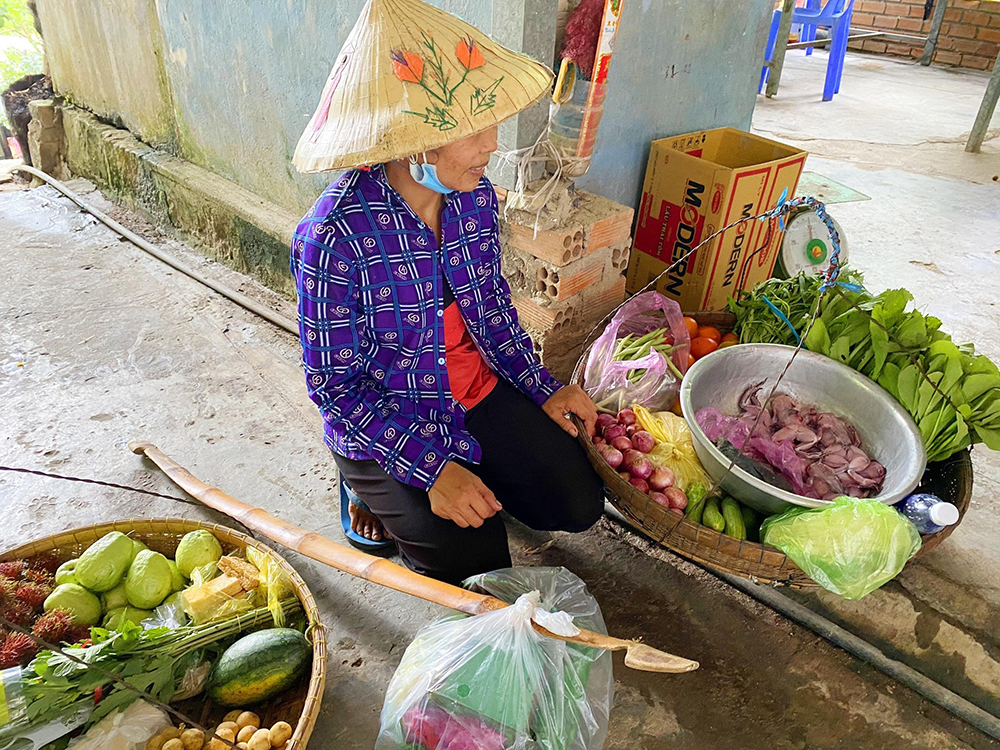 Vượt vách núi cao dựng đứng, chị em gánh hàng từ đồng bằng lên núi Cấm bán cho &quot;sơn dân&quot; - Ảnh 4.