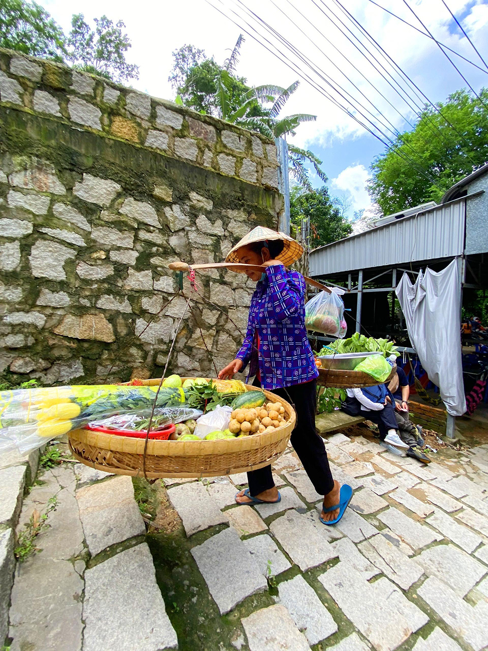 Vượt vách núi cao dựng đứng, chị em gánh hàng từ đồng bằng lên núi Cấm bán cho &quot;sơn dân&quot; - Ảnh 1.