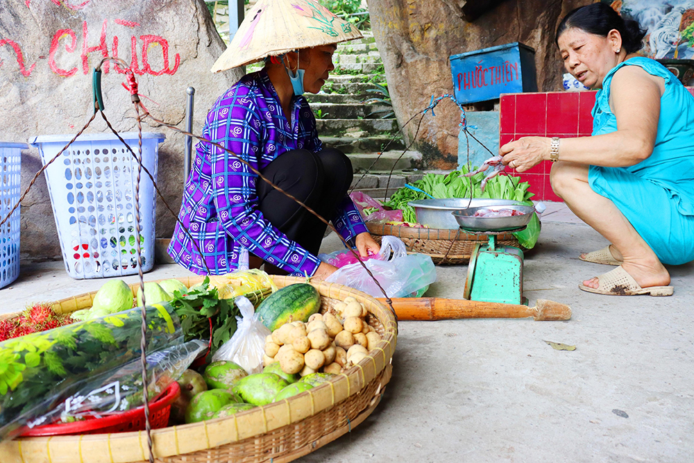 Vượt vách núi cao dựng đứng, chị em gánh hàng từ đồng bằng lên núi Cấm bán cho &quot;sơn dân&quot; - Ảnh 8.