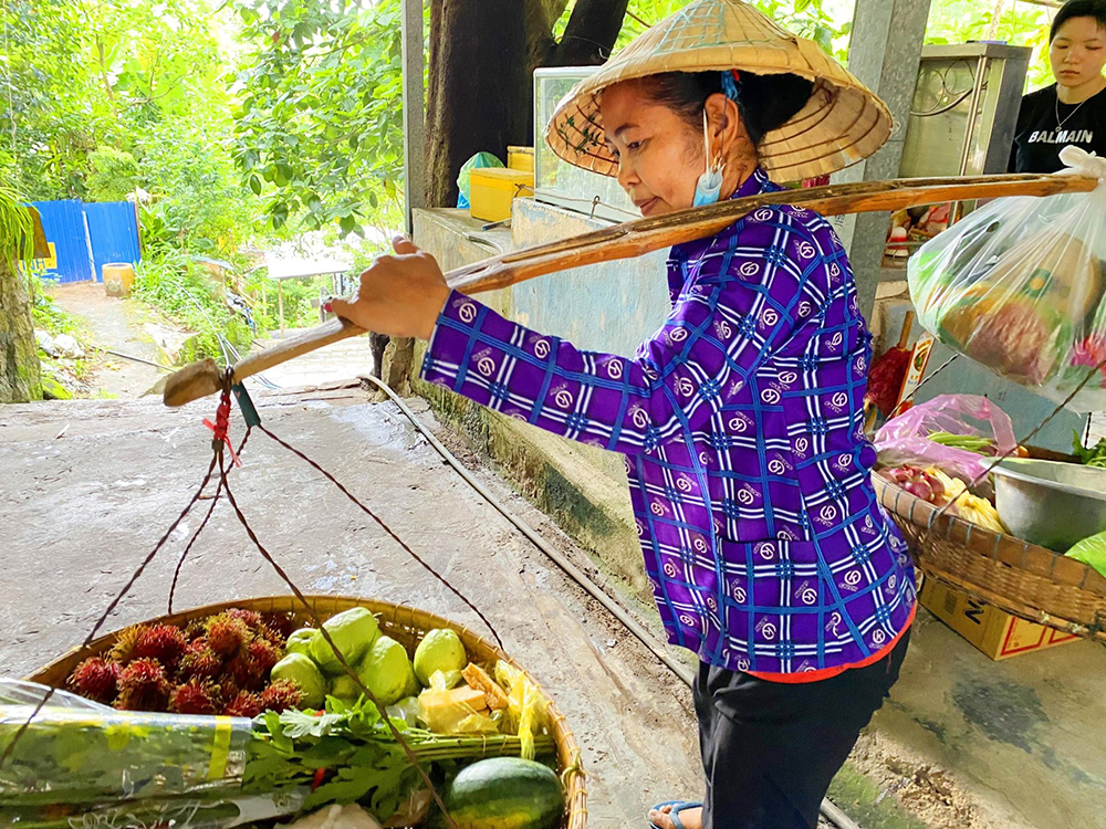 Vượt vách núi cao dựng đứng, chị em gánh hàng từ đồng bằng lên núi Cấm bán cho &quot;sơn dân&quot; - Ảnh 3.