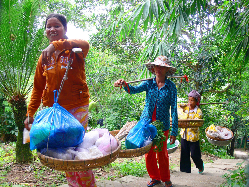 Vượt vách núi cao dựng đứng, chị em gánh hàng từ đồng bằng lên núi Cấm bán cho &quot;sơn dân&quot; - Ảnh 2.