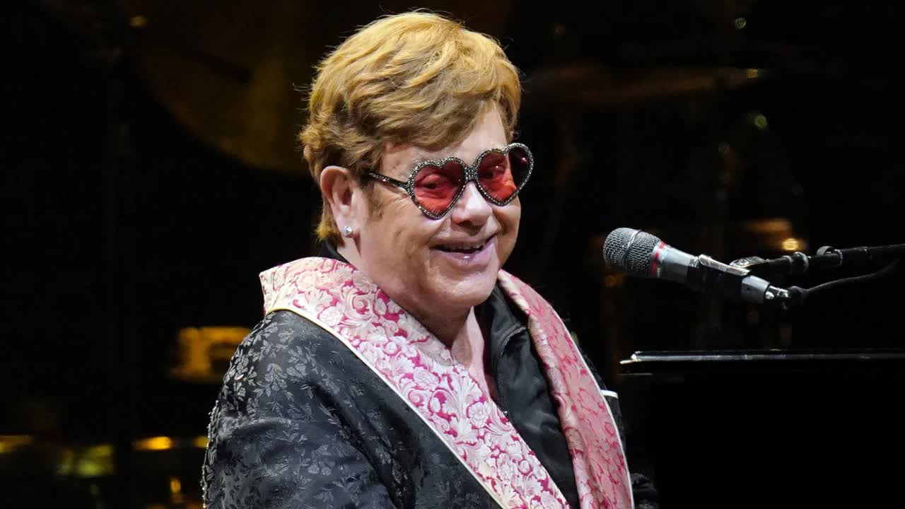 Elton John tuyên bố giã từ lưu diễn - Ảnh 1.