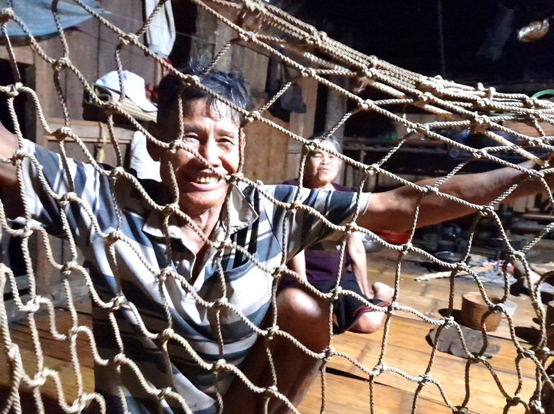 Một người Quảng Trị ở vùng này vẫn giữ tấm lưới bắt thú rừng, chính tay ông đan 10 ngày mới xong - Ảnh 1.