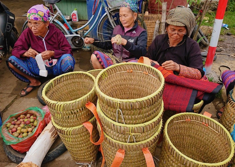 Chợ phiên Pà Cò cứ họp lúc nào là đông lúc đấy, từ rất sớm đến khi mặt trời lên đỉnh núi - Ảnh 1.