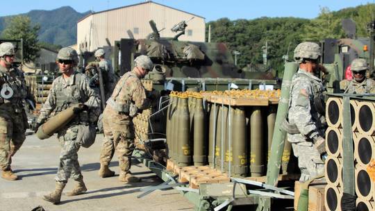 Đồng minh phản ứng rắn với Mỹ việc gửi bom chùm tới Ukraine  - Ảnh 1.