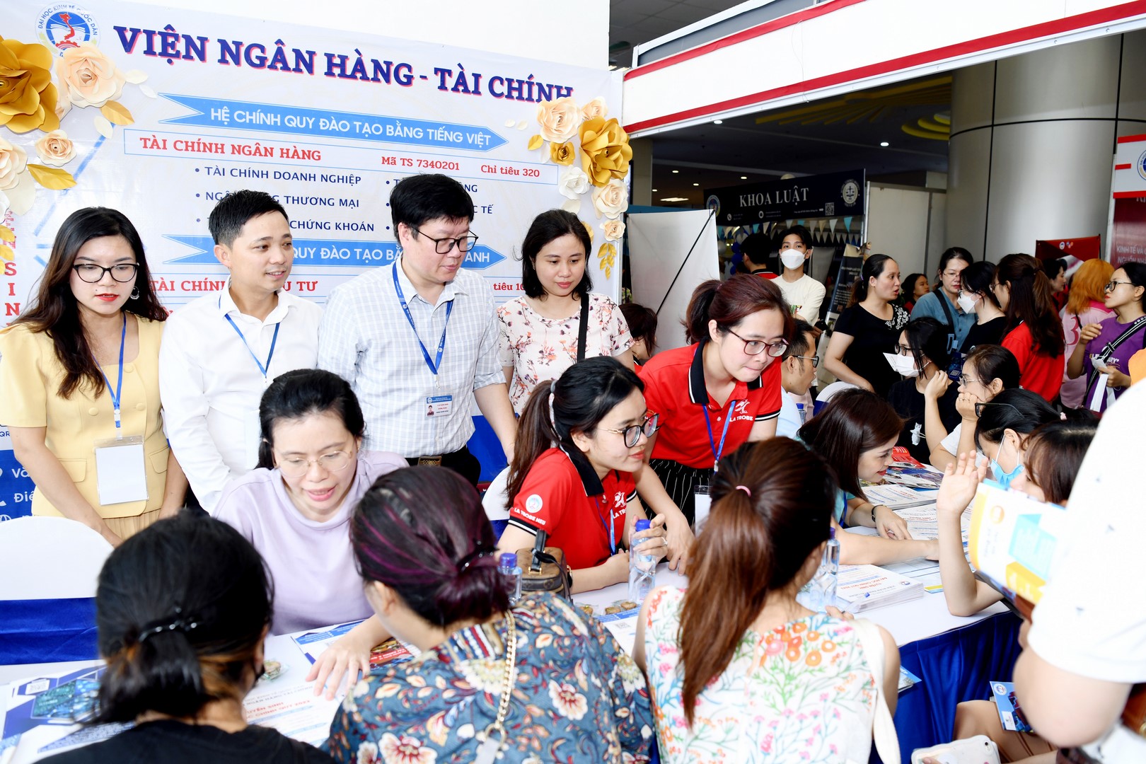 Các trường dự báo điểm chuẩn đại học năm 2023: Sẽ tăng - giảm khác nhau theo từng ngành - Ảnh 2.