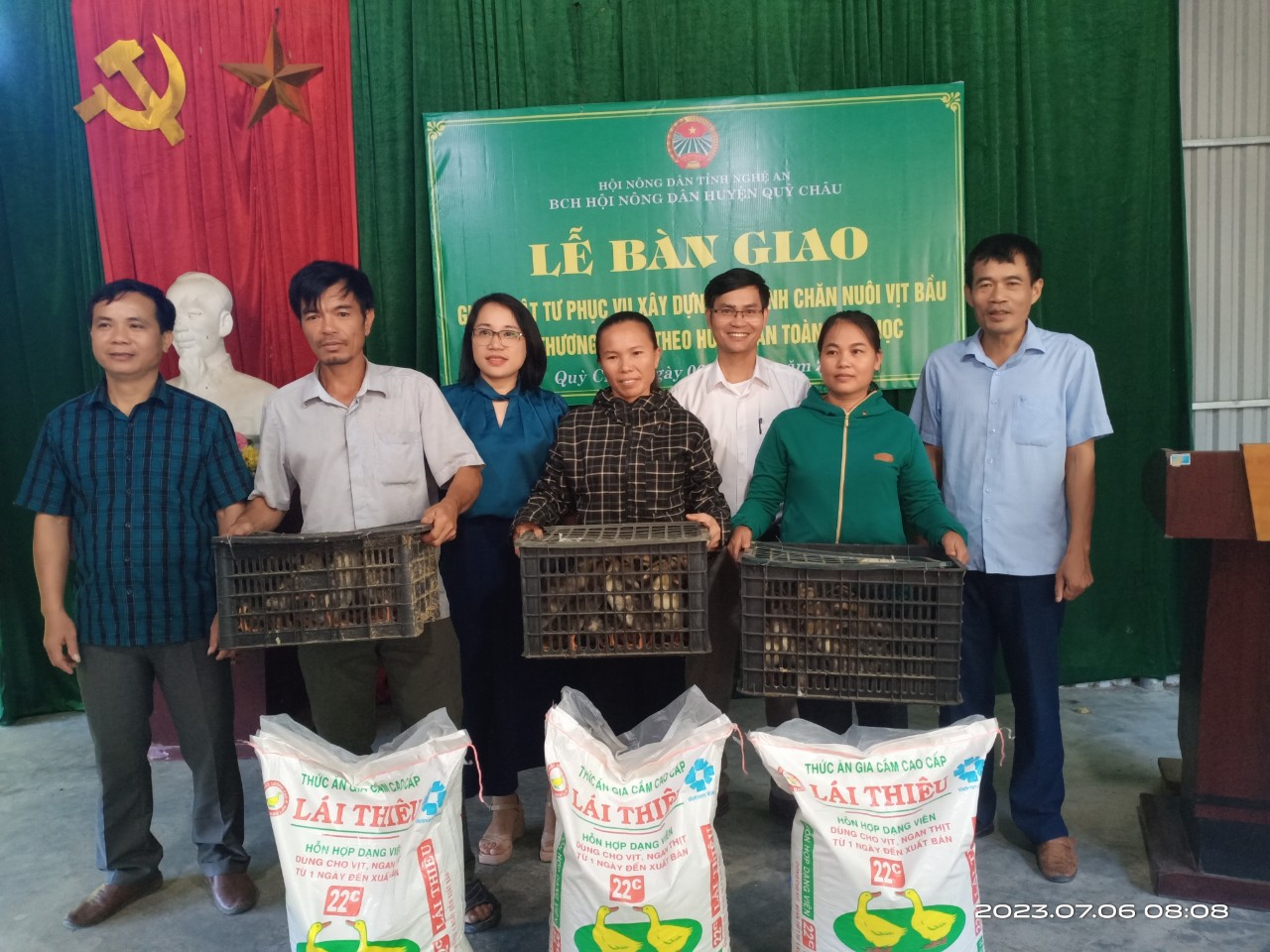 Nghệ An: Hội Nông dân huyện Quỳ Châu trao giống vật tư xây dựng mô hình chăn nuôi vịt bầu Quỳ đặc sản - Ảnh 2.