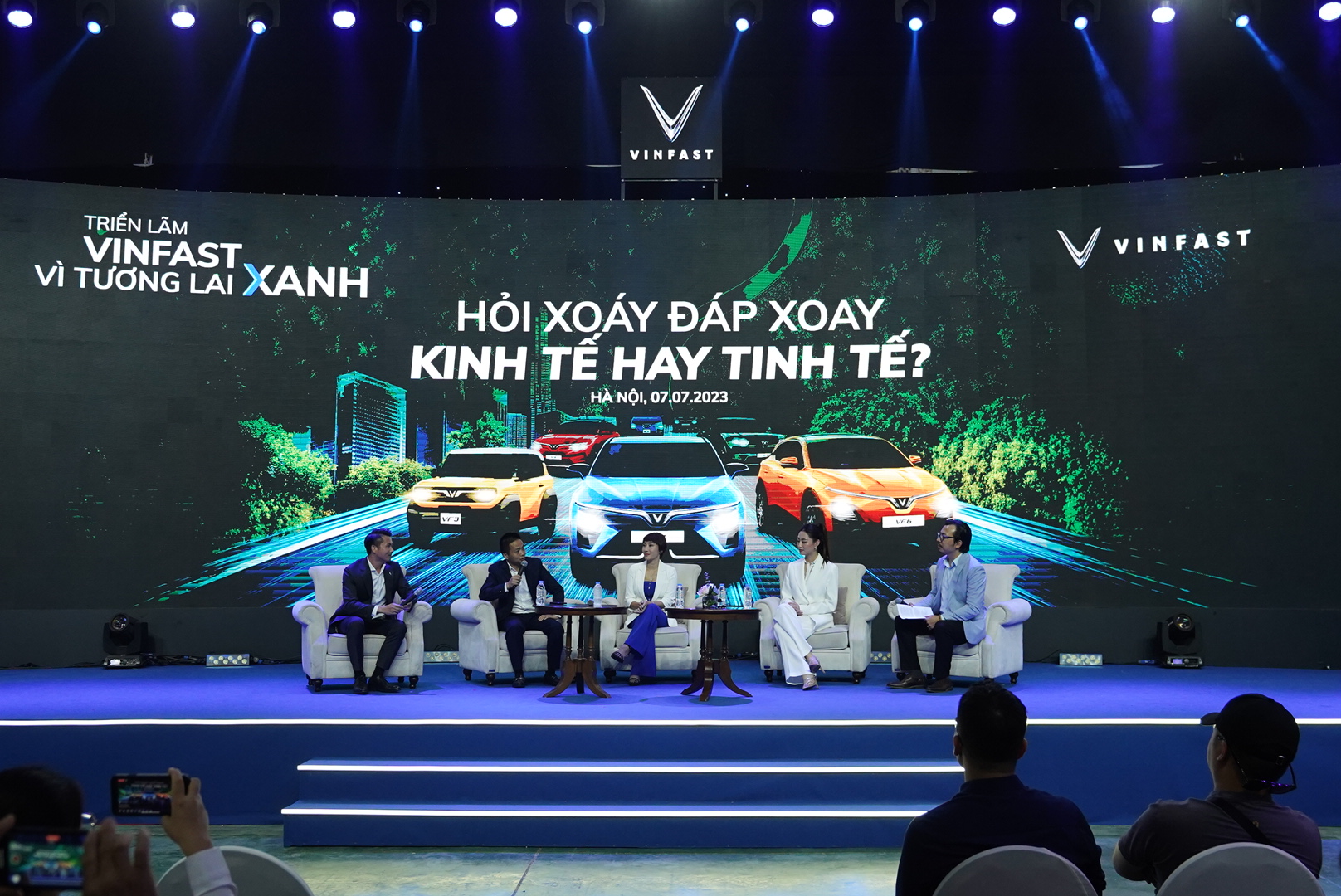 Talkshow Hỏi xoáy đáp xoay &quot;Kinh tế hay Tinh tế?&quot; tại Triển lãm &quot;VinFast - Vì tương lai xanh&quot; tại Hà Nội.