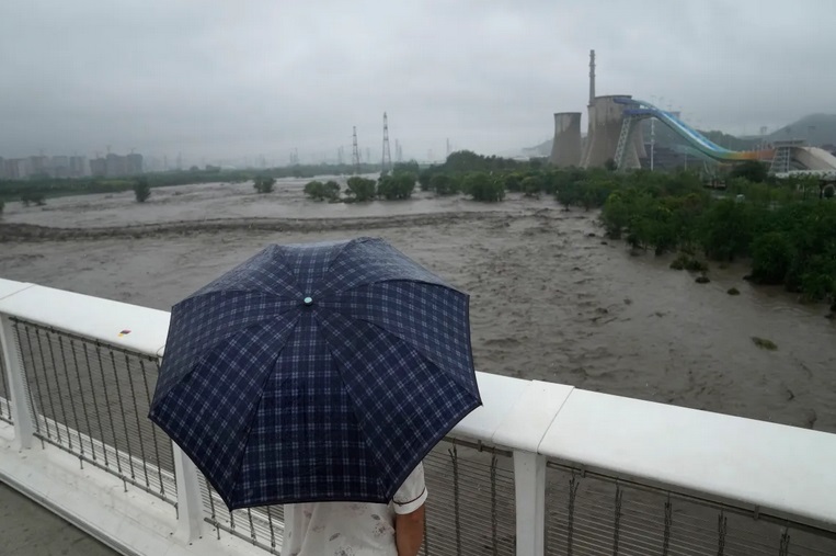 Nhiều con đường ở Bắc Kinh biến thành &quot;sông&quot; do mưa lớn sau bão Doksuri - Ảnh 1.