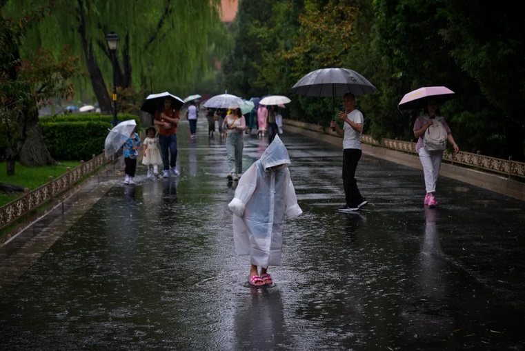 Nhiều con đường ở Bắc Kinh biến thành &quot;sông&quot; do mưa lớn sau bão Doksuri - Ảnh 2.