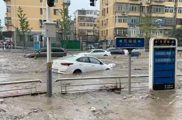 Nhiều con đường ở Bắc Kinh biến thành &quot;sông&quot; do mưa lớn sau bão Doksuri - Ảnh 3.