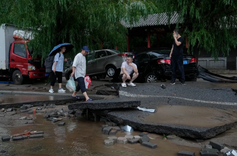 Nhiều con đường ở Bắc Kinh biến thành &quot;sông&quot; do mưa lớn sau bão Doksuri - Ảnh 5.