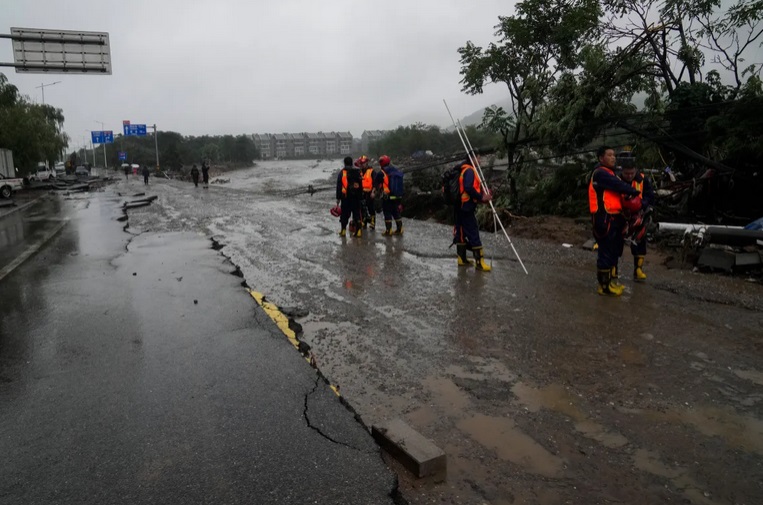 Nhiều con đường ở Bắc Kinh biến thành &quot;sông&quot; do mưa lớn sau bão Doksuri - Ảnh 6.
