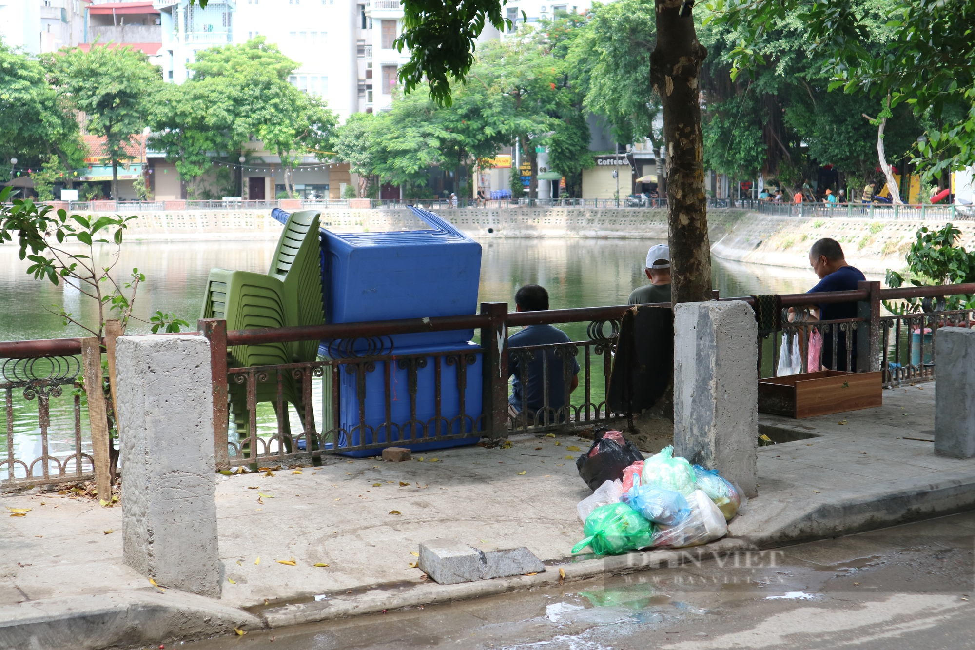 Chuyện lạ ở Hà Nội: Chôn cọc  bê tông quây vỉa hè hồ Văn Chương - Ảnh 3.