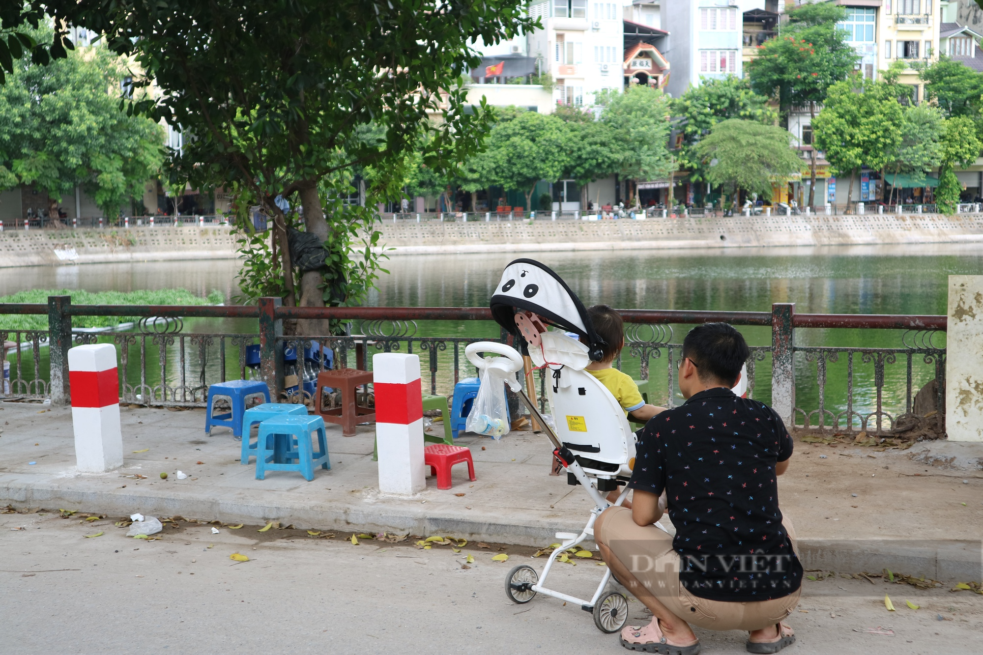 Chuyện lạ ở Hà Nội: Chôn cọc  bê tông quây vỉa hè hồ Văn Chương - Ảnh 8.