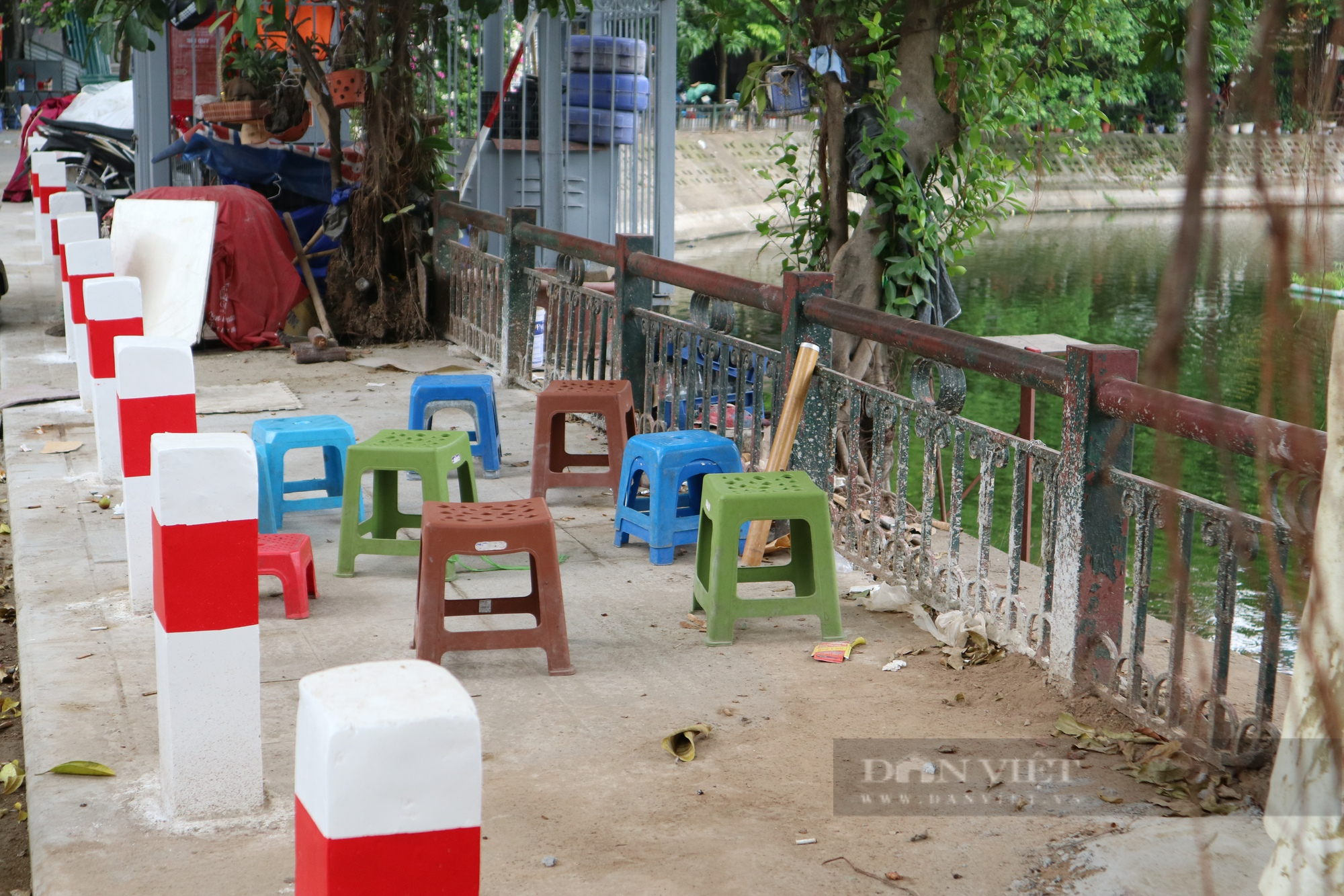 Chuyện lạ ở Hà Nội: Chôn cọc  bê tông quây vỉa hè hồ Văn Chương - Ảnh 9.