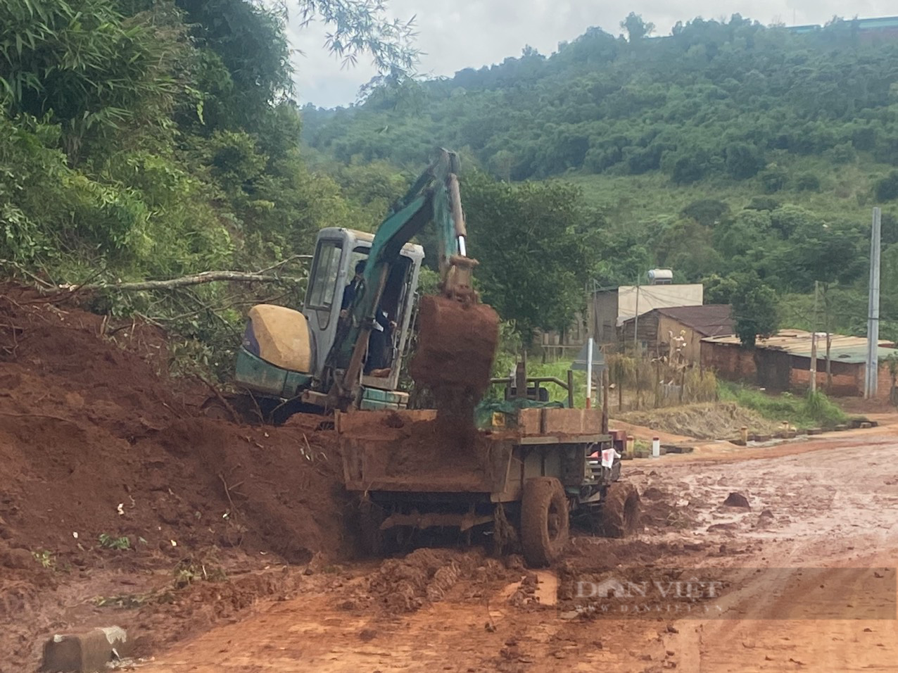 Xuất hiện nhiều vết nứt lạ sau những tiếng nổ lớn, Đắk Nông khẩn cấp di dời 17 hộ dân - Ảnh 1.