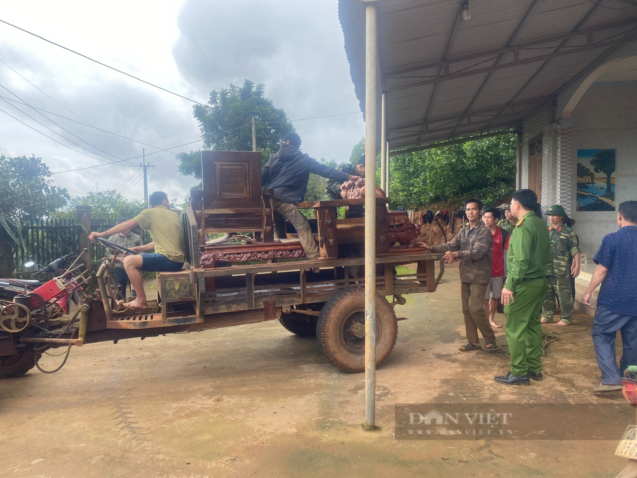 Xuất hiện nhiều vết nứt lạ sau những tiếng nổ lớn, Đắk Nông khẩn cấp di dời 17 hộ dân - Ảnh 3.