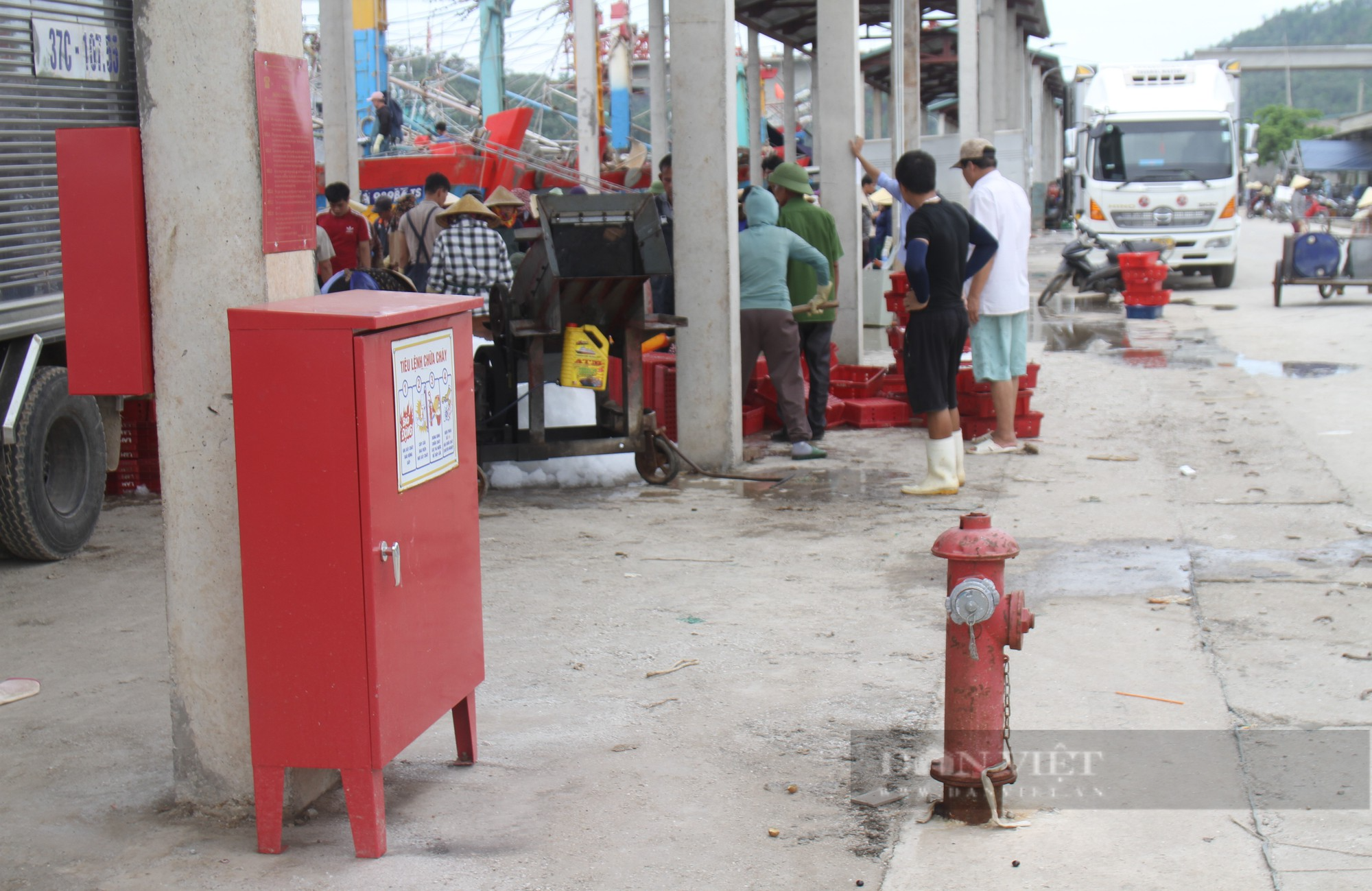 Vụ cháy hàng loạt tàu cá: Cảng Lạch Quèn có hệ thống phòng cháy hiện đại nhưng trống rỗng - Ảnh 9.