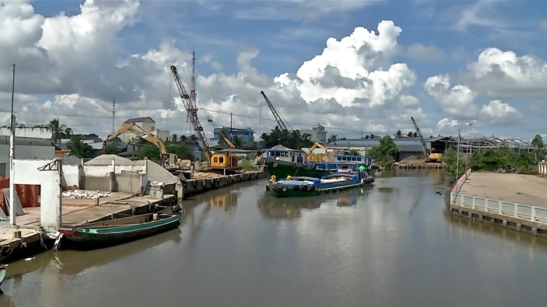 Vụ doanh nghiệp ngang nhiên lấn chiếm lòng sông ở Cà Mau: Xây kè bê tông lấn sông trước khi được cấp phép hoạt động - Ảnh 2.