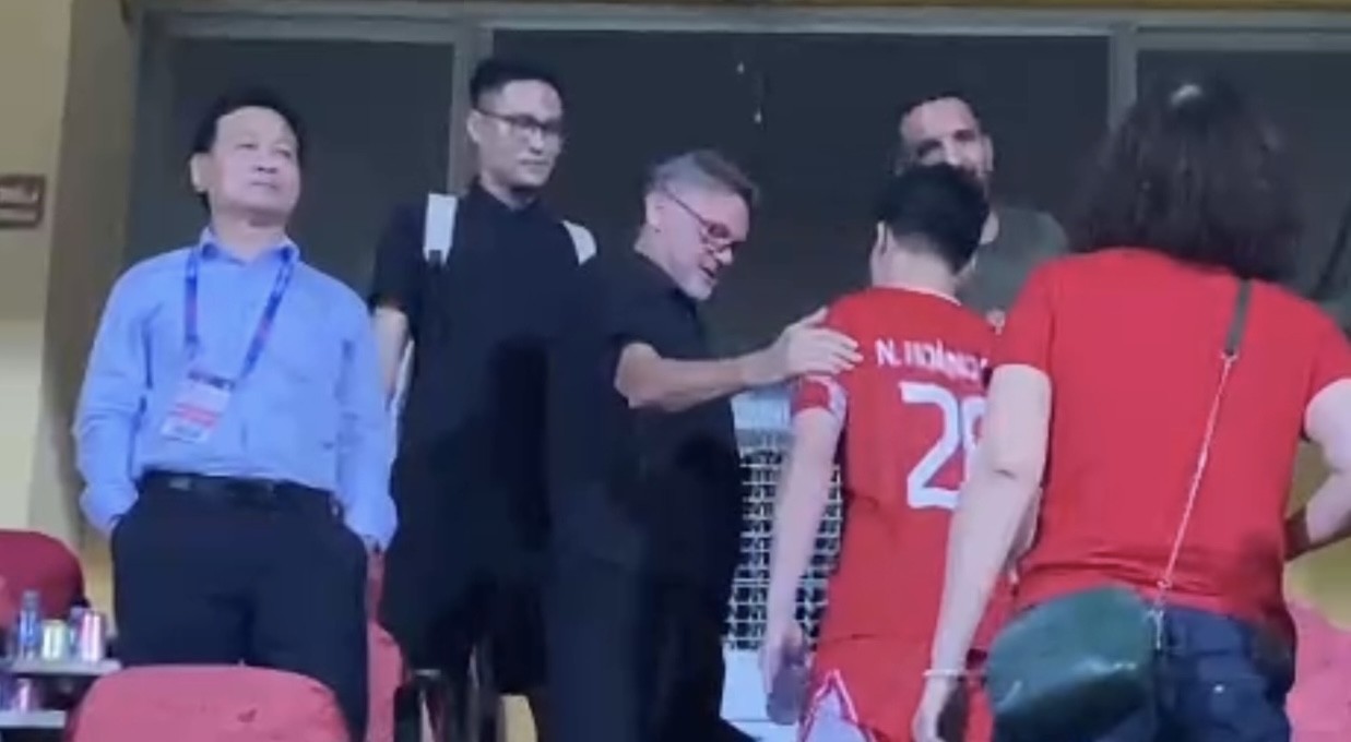 Hoàng Đức tay bắt mặt mừng với HLV Troussier sau trận hoà Bình Định FC - Ảnh 2.