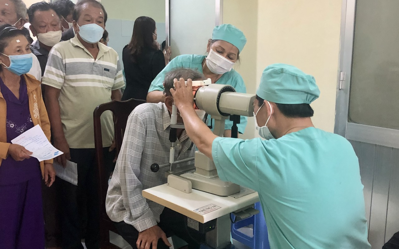 150 người dân nghèo "mừng hết biết" vì được mổ mắt miễn phí