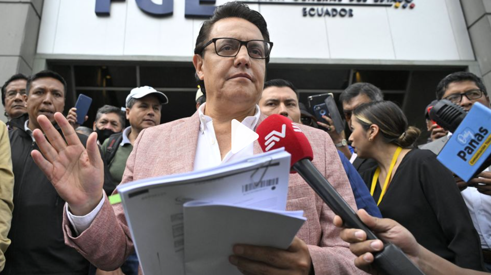 Ứng cử viên Tổng thống Ecuador bị bắn dã man ngay khi tranh cử - Ảnh 1.