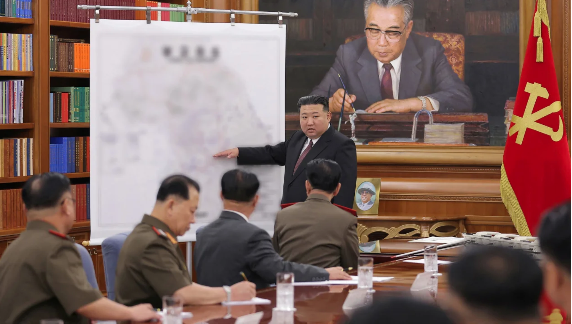 Ông Kim Jong Un thay tướng, ra lệnh tập trận bằng những loại vũ khí mới nhất - Ảnh 1.