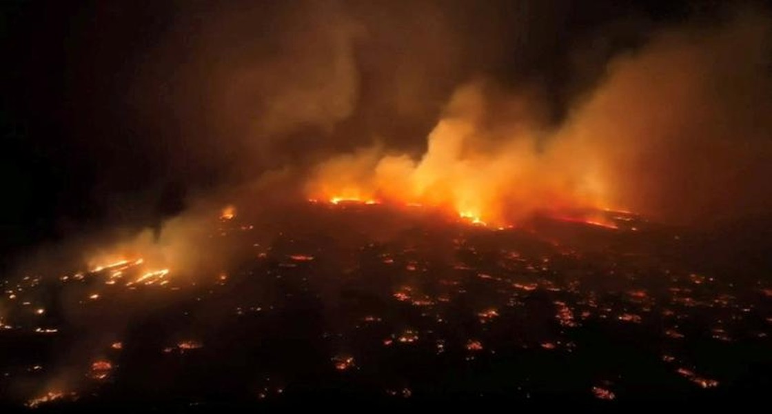 Cận cảnh cháy rừng chưa từng có ở Hawaii, hàng chục người thiệt mạng - Ảnh 1.
