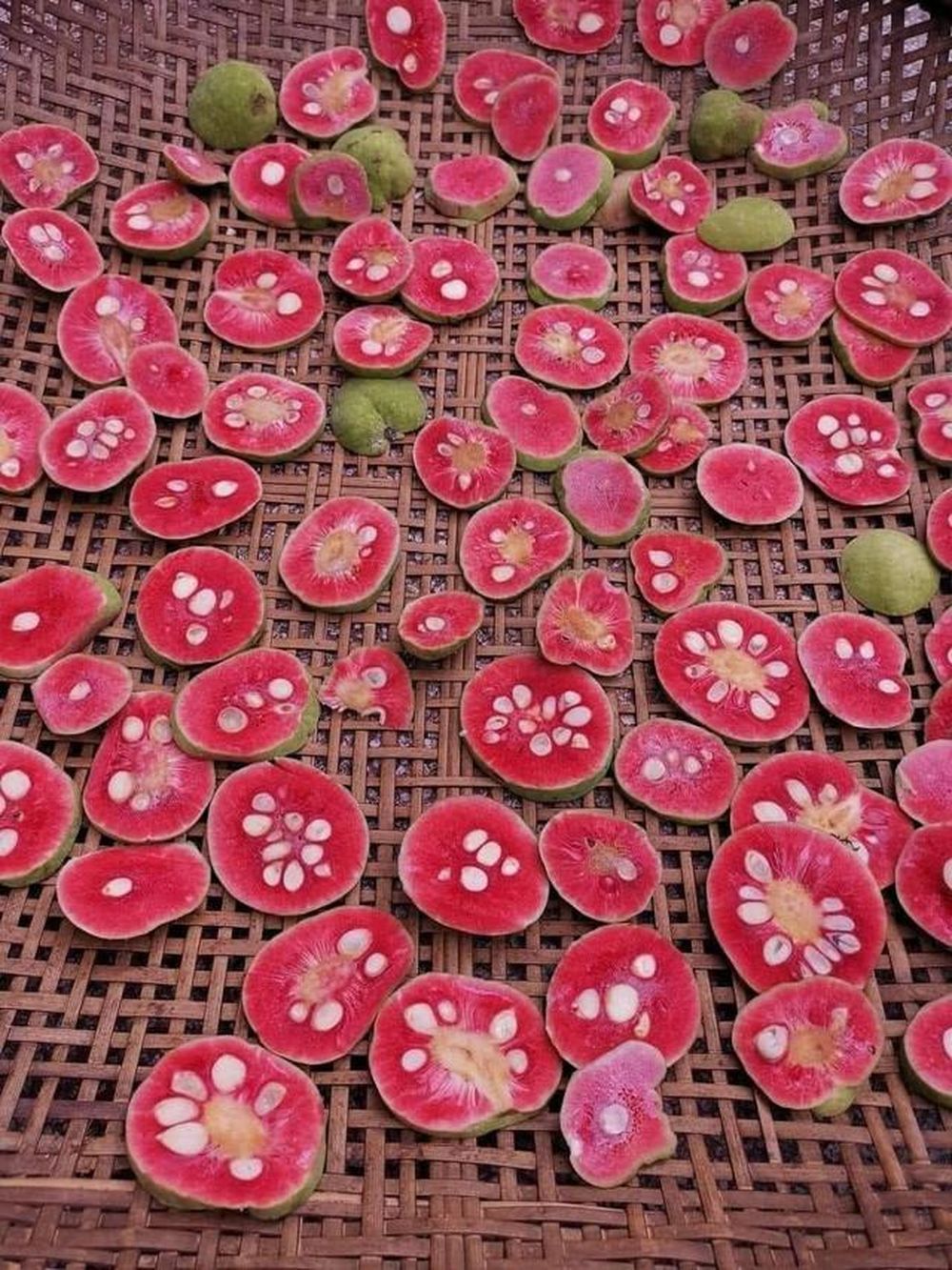 Một loại quả vị chua chua, ruột hồng bắt mắt giá ngang trái cây nhập khẩu ở Hà Nội mà vẫn đắt khách - Ảnh 2.
