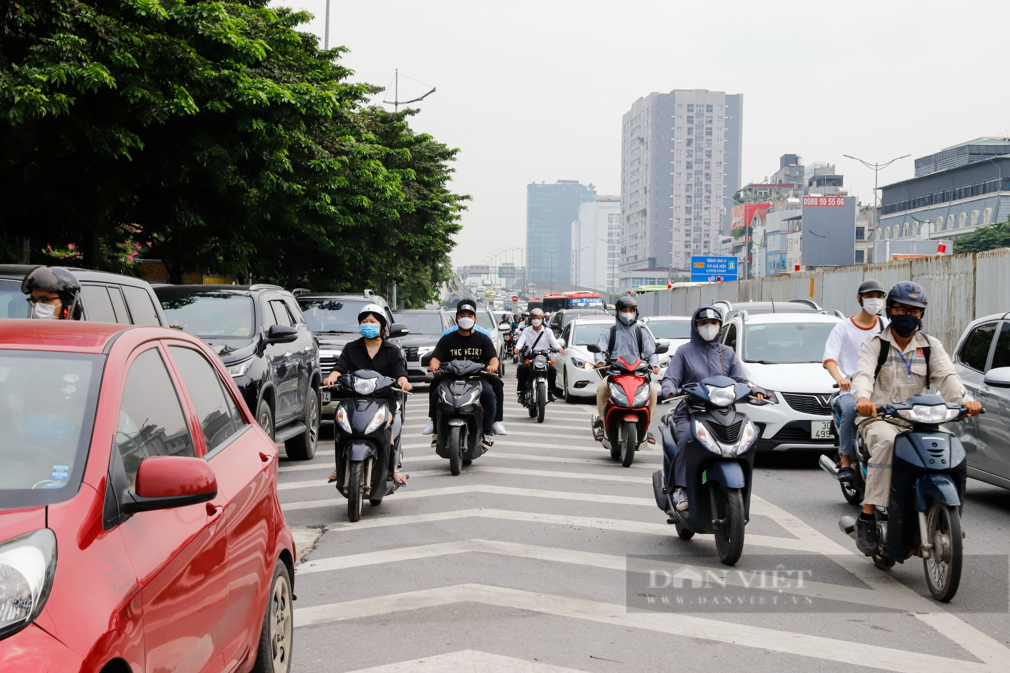 Xe khách đón, trả khách công khai ngay cạnh &quot;lô cốt&quot; khiến nút giao Mai Dịch càng thêm ùn tắc - Ảnh 6.