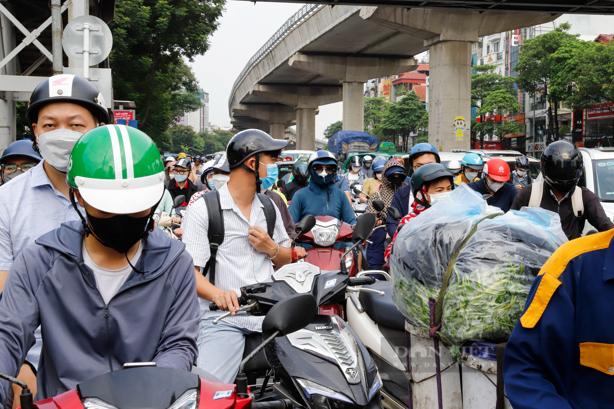 Xe khách đón, trả khách công khai ngay cạnh &quot;lô cốt&quot; khiến nút giao Mai Dịch càng thêm ùn tắc - Ảnh 11.