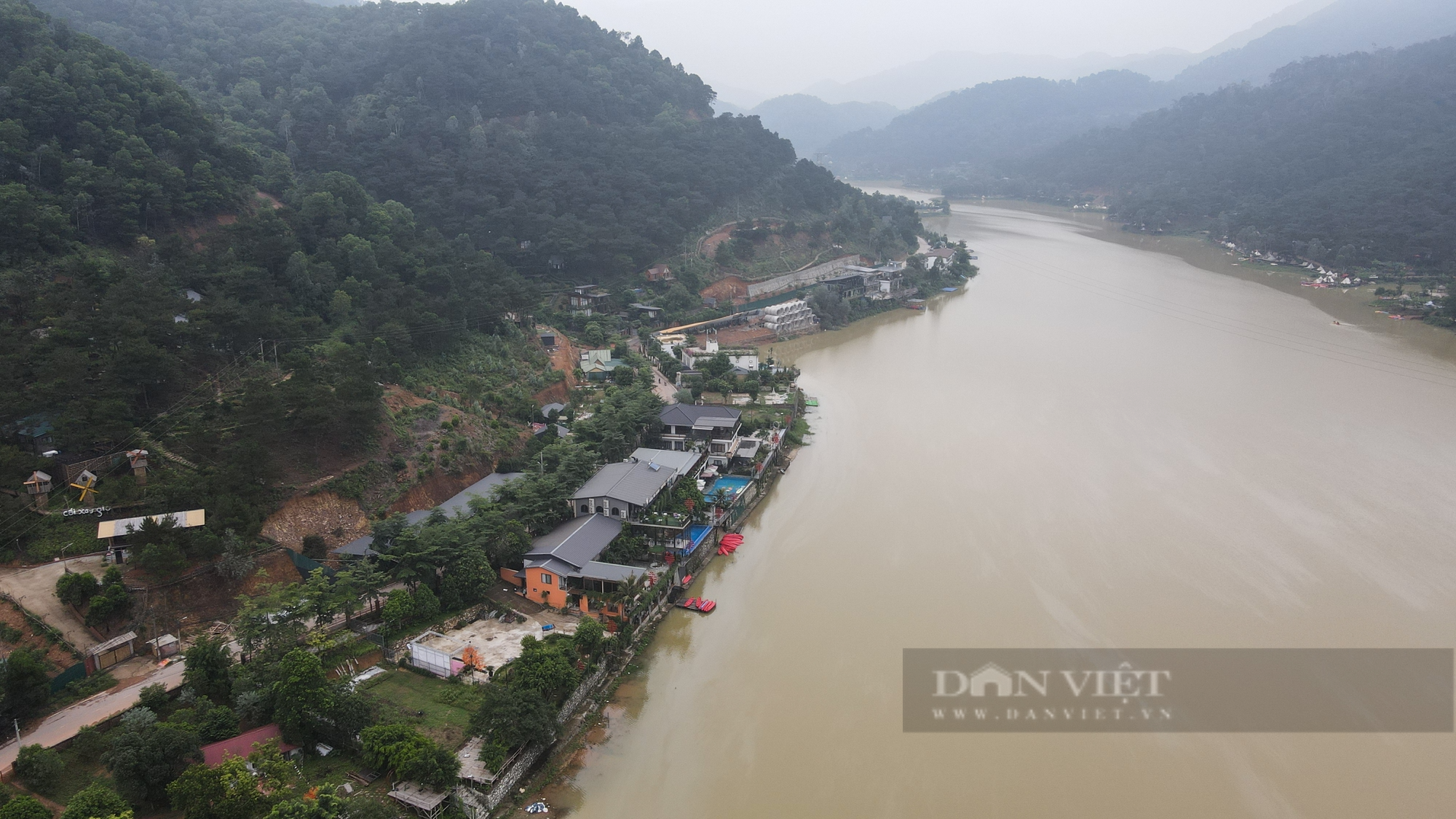 Hồ Đồng Đò huyện Sóc Sơn bị vay kín bởi homestay, khu nghỉ dưỡng - Ảnh 1.