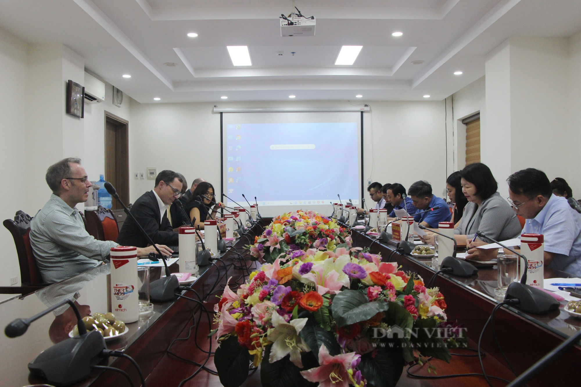 Phó Chủ tịch BCH Trung ương Hội NDVN Cao Xuân Thu Vân làm việc với Tham tán Nông nghiệp Mỹ và Viện IRRI - Ảnh 1.