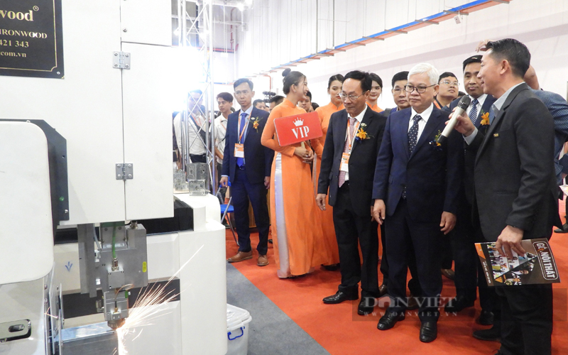 Hội chợ máy và nguyên liệu gỗ quốc tế Bình Dương - Bifa Wood Vietnam 2023 đang tổ chức tại tỉnh Bình Dương. Ảnh: Trần Khánh