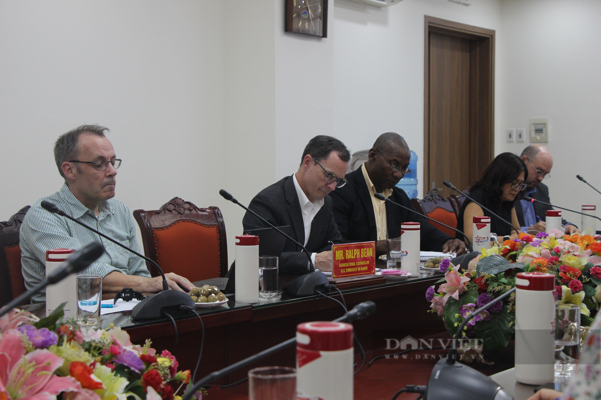 Phó Chủ tịch BCH Trung ương Hội NDVN Cao Xuân Thu Vân làm việc với Tham tán Nông nghiệp Mỹ và Viện IRRI - Ảnh 4.