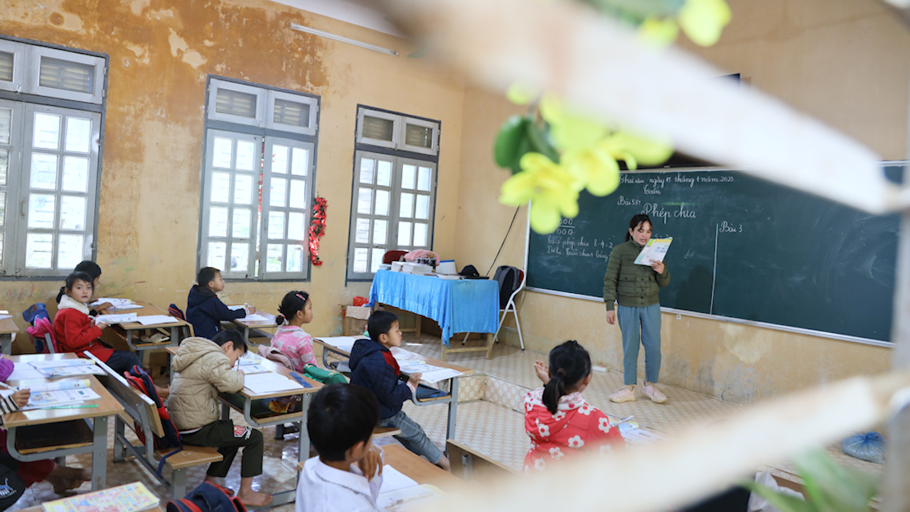Đẩy mạnh phổ cập giáo dục và xóa mù chữ tại vùng cao Sơn La - Ảnh 2.