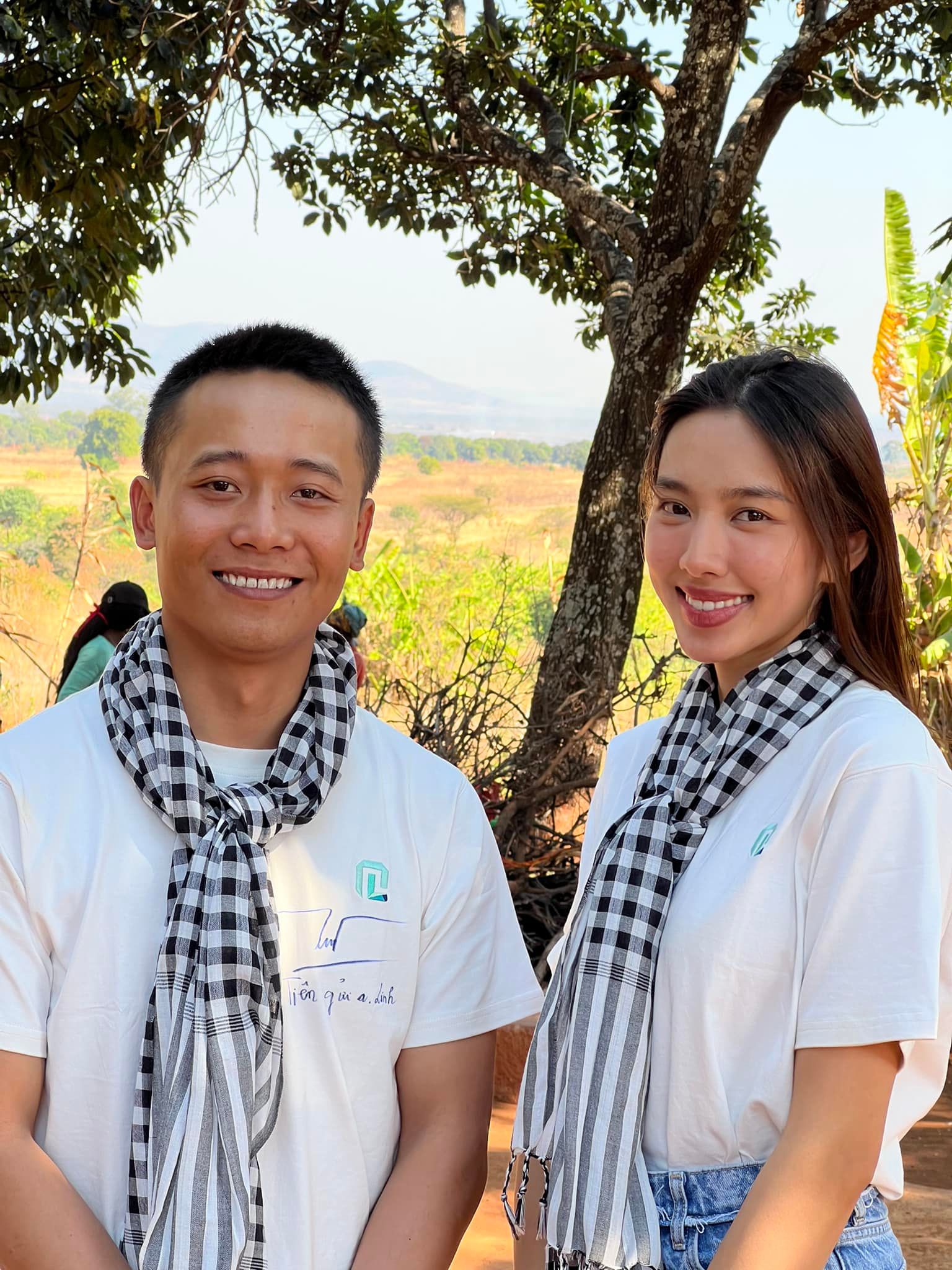 Hoa hậu Thùy Tiên và Quang Linh Vlogs vừa tái ngộ đã ghi điểm nhờ hành động đẹp này - Ảnh 4.