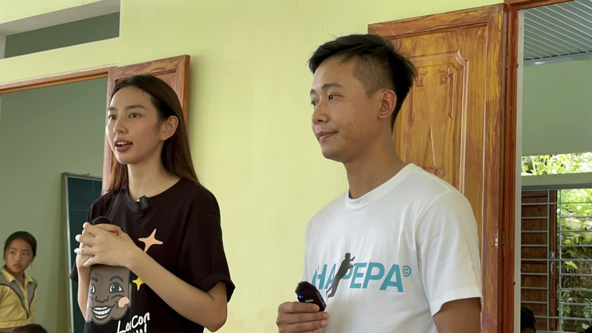 Hoa hậu Thùy Tiên và Quang Linh Vlogs vừa tái ngộ đã ghi điểm nhờ hành động đẹp này - Ảnh 1.