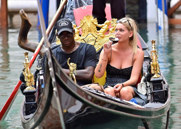 Mario Balotelli hút thuốc, uống rượu khi đi du lịch Venice với bạn gái mới - Ảnh 1.