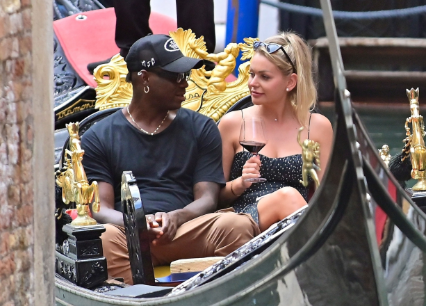 Mario Balotelli hút thuốc, uống rượu khi đi du lịch Venice với bạn gái mới - Ảnh 2.