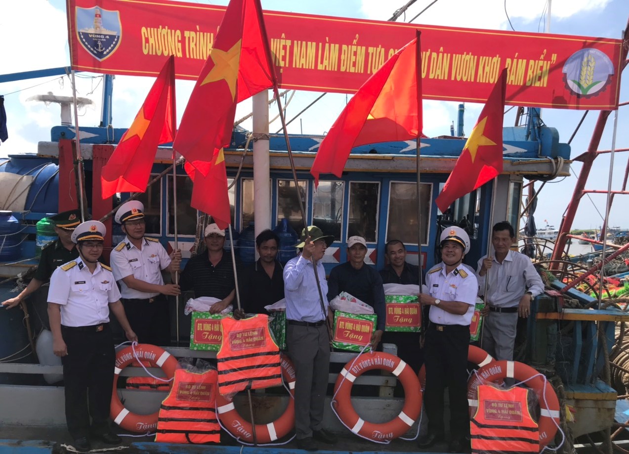 Phát thuốc miễn phí và tặng 1000 lá cờ Tổ quốc cho người dân Bình Thuận - Ảnh 2.