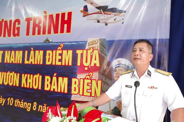 Phát thuốc miễn phí và tặng 1000 lá cờ Tổ quốc cho người dân Bình Thuận - Ảnh 1.